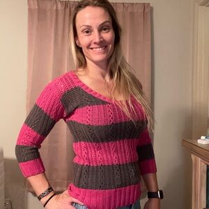 Lei Women's V-Neck Sweater in Pink and Gray